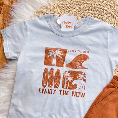 Conj. Camiseta Catch the Wave e Bermuda - Cinza e Ferrugem